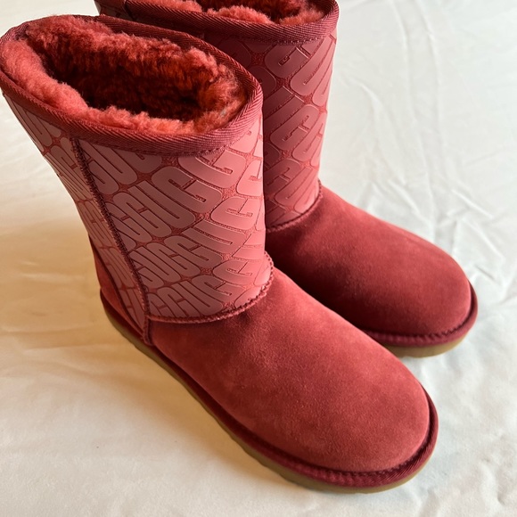 UGG WOMAN’S CLASSIC SHORT II UGG LOGO REDWOOD SIZE 6 BOOTS 1129450 AUTHENTIC NEW - Picture 8 of 11